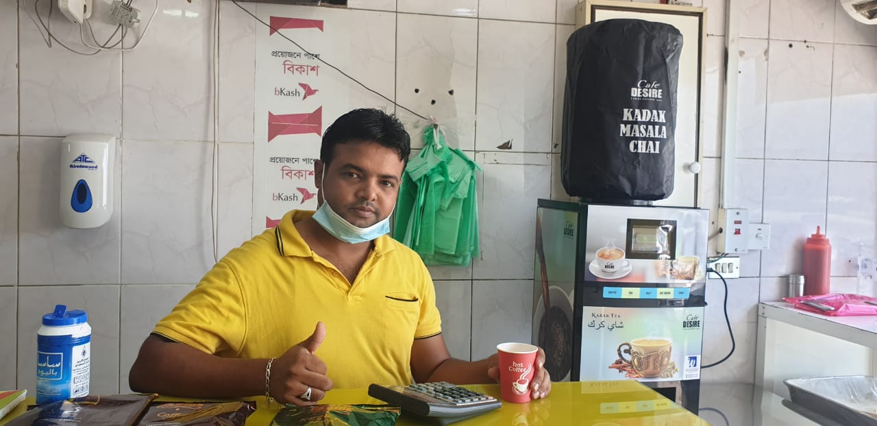 Café Desire kadak masala chai machine at a cafe counter